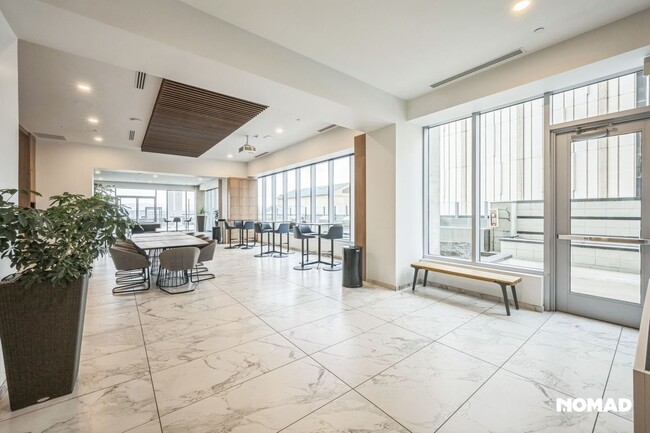 Building Photo - Best Value Luxe One Bedroom Downtown