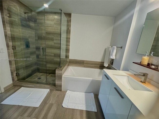 Building Photo - 1300 Brickell Bay Dr