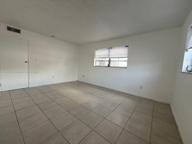 Building Photo - 15221 NE 6th Ave