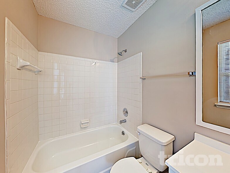 Building Photo - 3041 Old House Cir