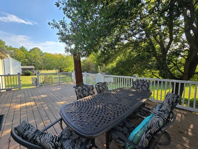 Building Photo - 3 Bedrooms 2.5 Bath Country Home