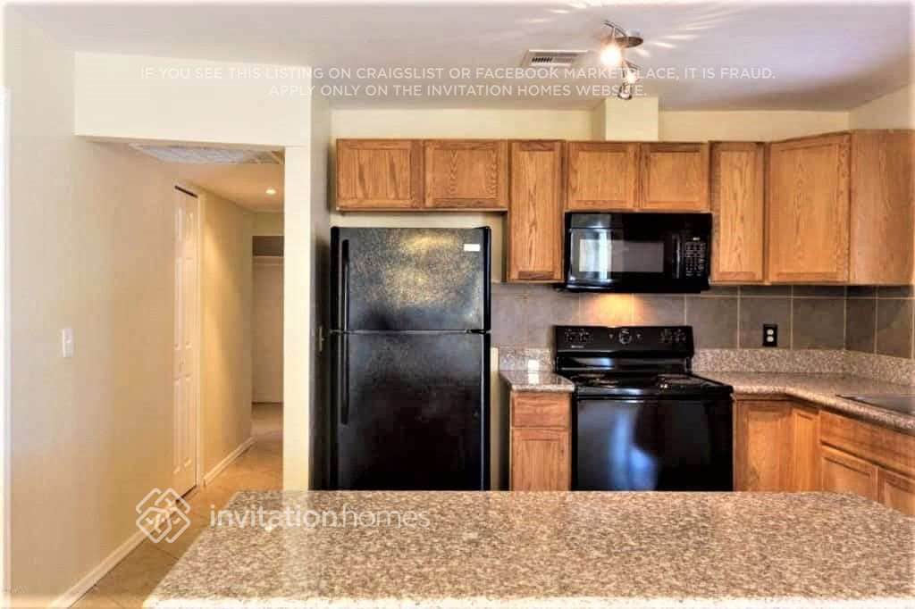 Building Photo - 3415 W Shaw Butte Dr