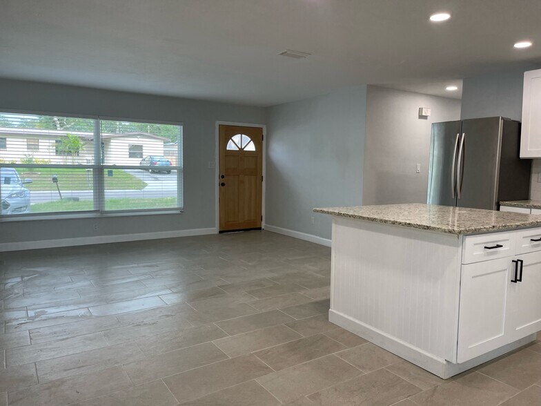 Building Photo - 482 Oakwood Dr