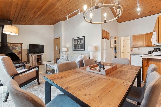 Building Photo - 1 bedroom, 1 bath Condo on Whitefish Lake
