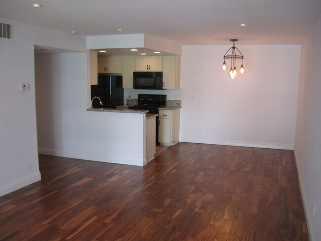 Building Photo - 8530 Holloway Dr