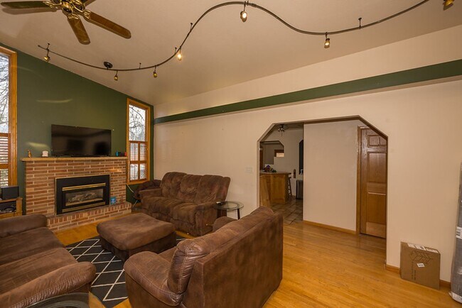 Building Photo - Great 4 Bedroom/2 Bath Home near UND!