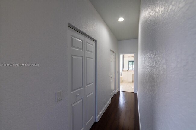 Building Photo - 896 Marina Dr