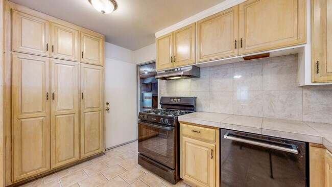Building Photo - 1426 3rd St