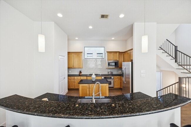 Building Photo - 902 Roy St