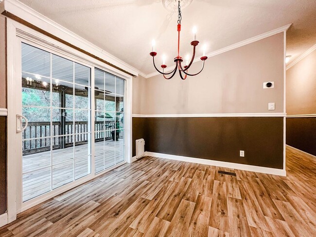 Building Photo - LOCATION! 5 mins from Carolina Beach bridg...