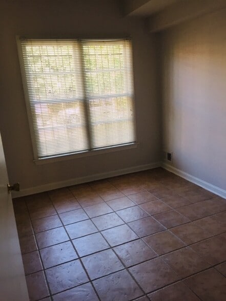 bedroom - 727 6th St SE