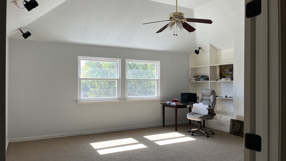 Building Photo - 1324 Hillcrest Dr