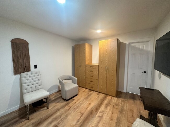 Building Photo - Furnished Unit! 2bed/ 1bath