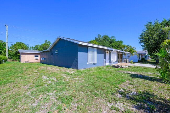 Building Photo - 280 NW Airoso Blvd
