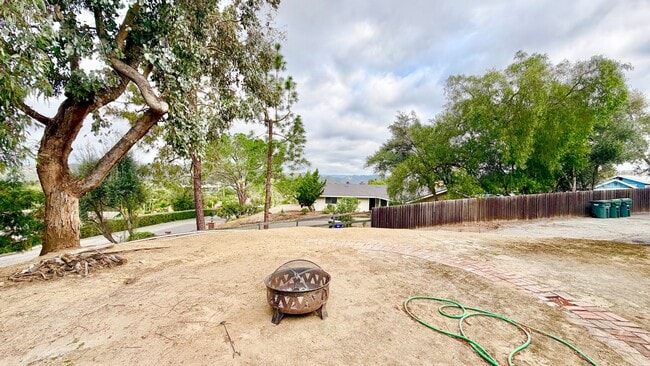 Building Photo - Nicely Updated Single-Story on quiet cul-de-sac Street just Minutes to Downtown Fallbrook!