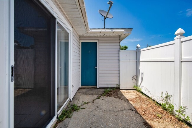 Building Photo - Freshly Updated Gulf Breeze Gem with New Appliances!