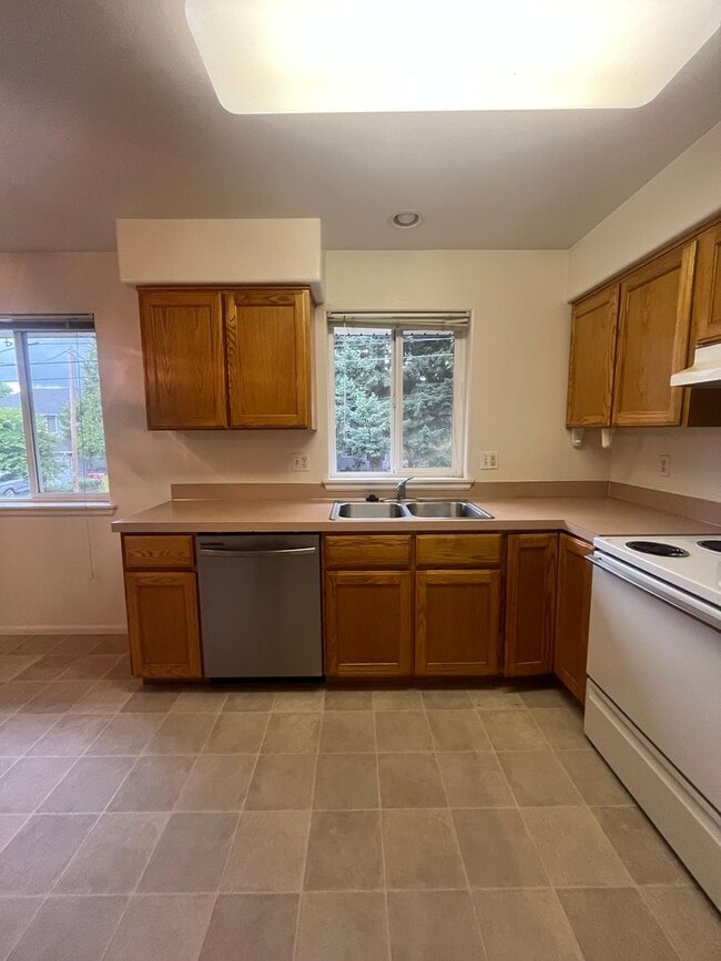 Building Photo - TOP FLOOR 2-Bedroom 1-Bathroom Apartment