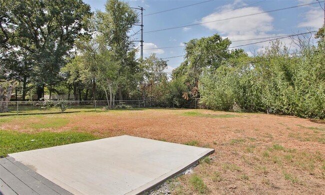 Building Photo - 3310 Suffolk Dr