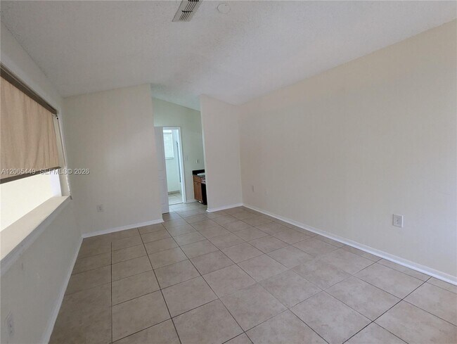 Building Photo - 15201 Glenmoor Dr