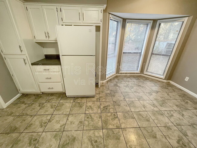 Building Photo - 9032 Gardener Dr
