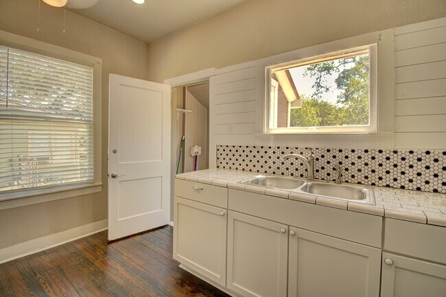 Building Photo - 309 Lowry St