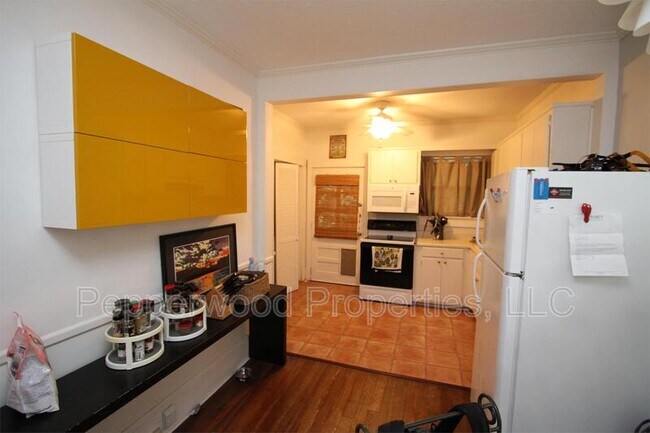 Building Photo - 664 Norwood St