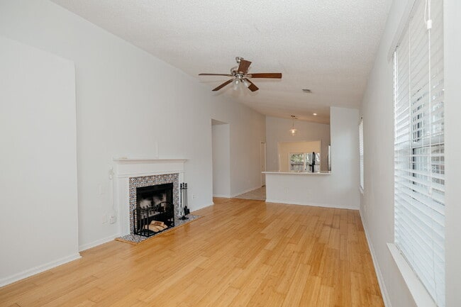Building Photo - Charming 3-Bedroom Home with Hardwood Floors in Shadowmoss
