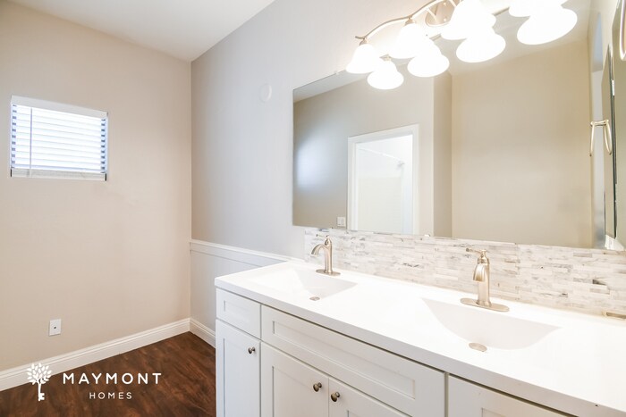 Building Photo - 926 E Madeline Dr