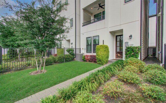 Building Photo - 2818 Grand Fountains Dr