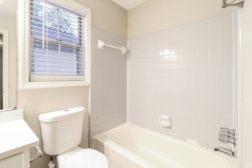 Building Photo - 839 Ashley Ln