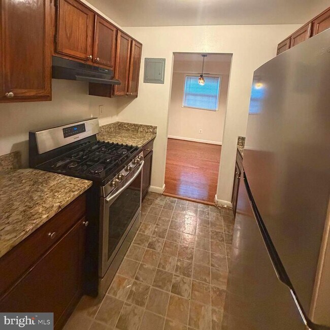 Building Photo - 3814 Lyndhurst Dr