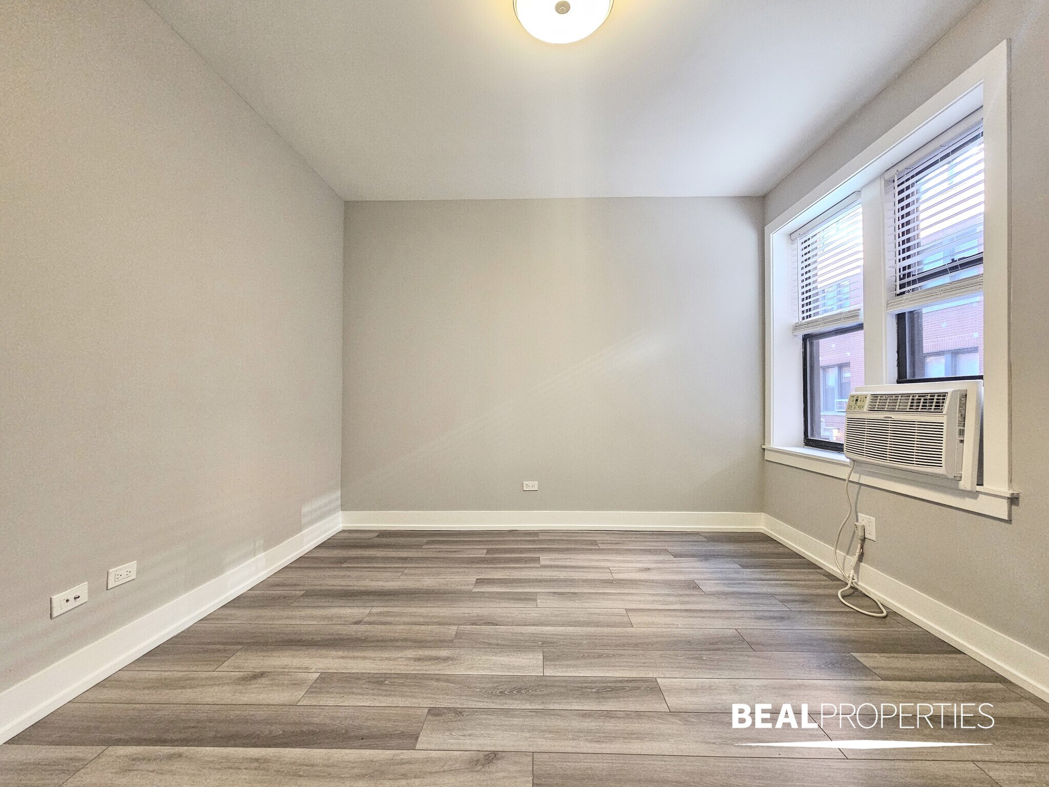 Building Photo - 3935 N Janssen Ave