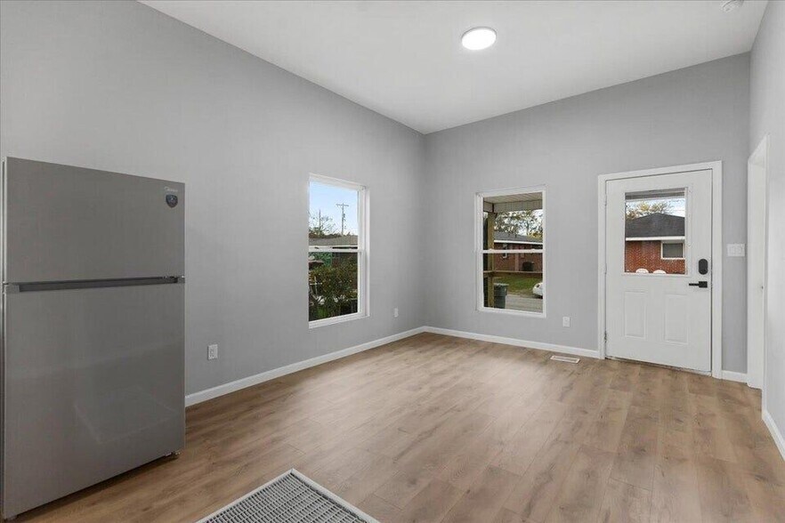 Building Photo - 1901 Walker Ave