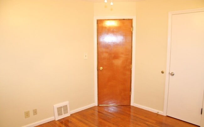Building Photo - 3 Bed 1.5 bath Single Family Home