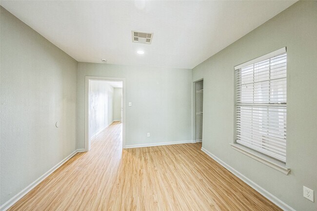Building Photo - 2119 Jensen Dr