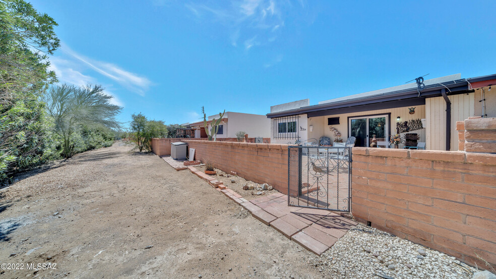 Gate to walking path outside your back door! - 394 N Calle del Chancero