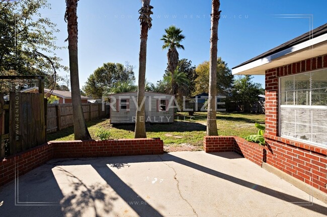 Building Photo - Lovely 3 Bed 2 Bath Brick Home Just Minutes from the Beach!