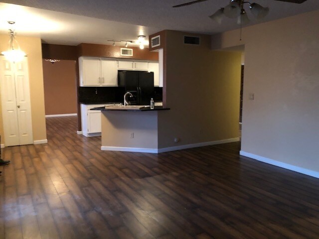 Building Photo - 10402 N 54th Dr
