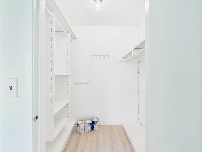 Building Photo - Spacious 2 bedroom condo available in Nort...