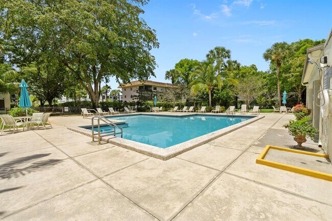 Building Photo - 6075 N Sabal Palm Blvd