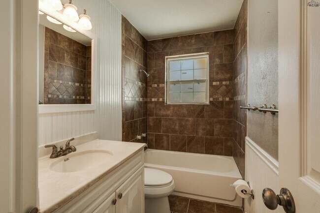 Building Photo - 5115 Kingston Dr