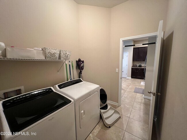 Building Photo - 15805 Twin Creek Dr