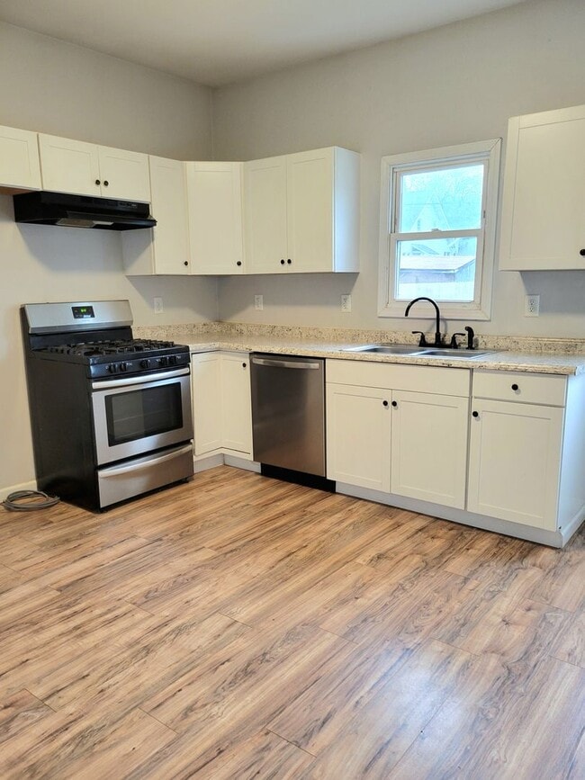Building Photo - Renovated and Move in Ready...769 Condit, ...