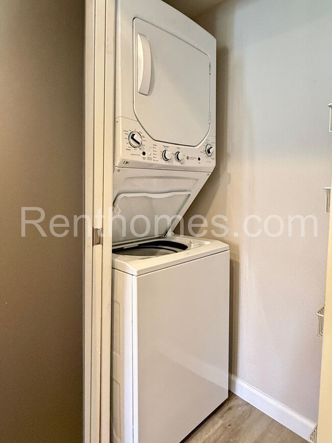 Building Photo - 9438 Twin Trails Dr