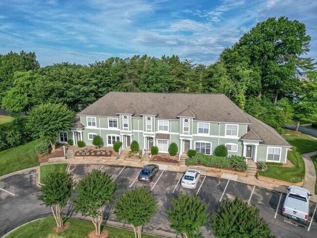Building Photo - 3BR Townhome - Lake Living in Vineyard Point with Boat Slip Access Near Lake Norman