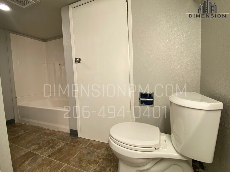 Building Photo - 825 S 176th St