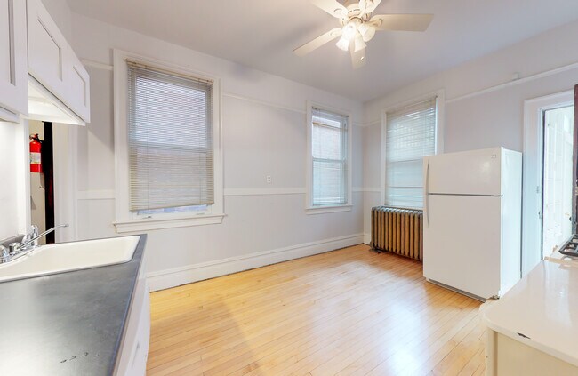 Building Photo - 1127 W George St