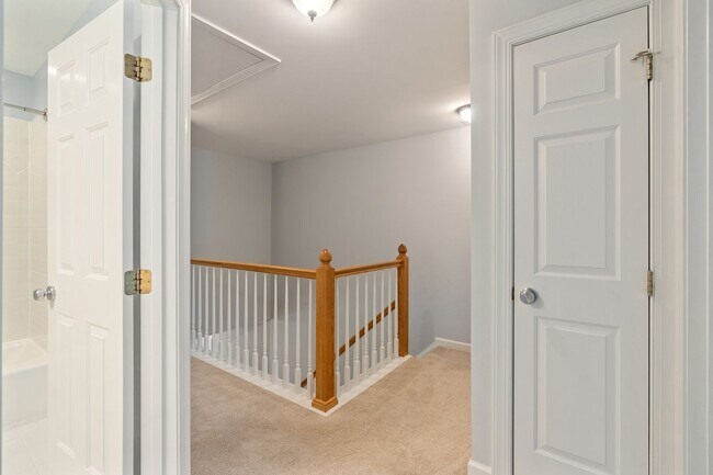 Building Photo - Beautiful Southern Village townhome - Furnished - Mid / Long Term lease options