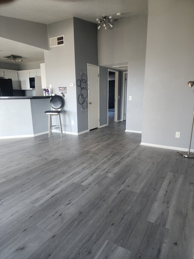 Building Photo - 2560 Avenida Del Vista