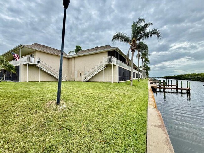 Building Photo - 8801 Bay Pointe Dr